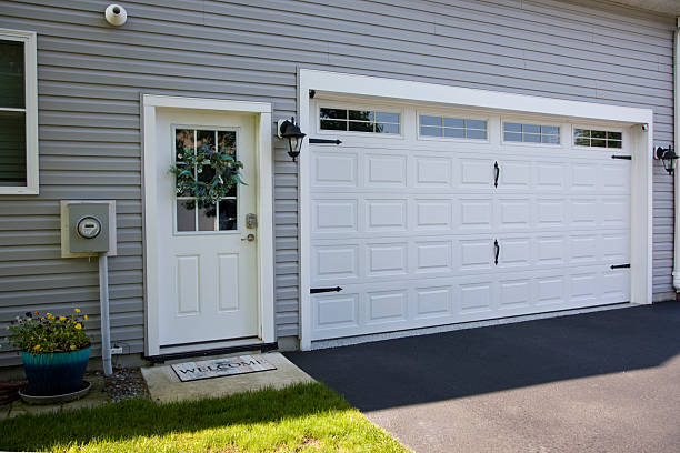 24/7 Emergency Garage Door Panel Replacement experts in Silver Ridge, NJ